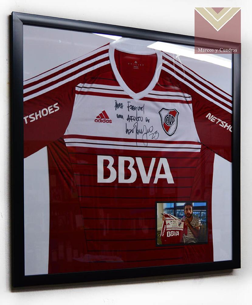 Baraka Marcos - Taller de enmarcado - Camiseta de River enmarcada con marco  blanco y fondo rojo. . . . #enmarcado #camisetas #riverplate #barakamarcos  #futbol #deporte #tallerdeenmarcado