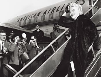 Lamina - Marilyn Monroe Boards Airplane
